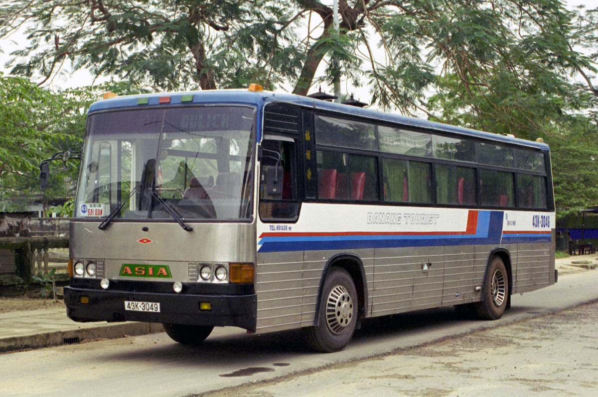 Xe buýt du lịch nhãn hiệu Asia, biển số 43K-30-49.