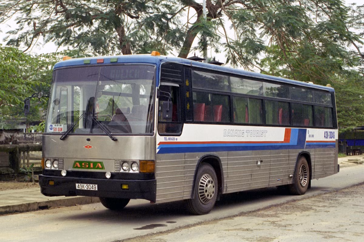 Xe buýt du lịch nhãn hiệu Asia, biển số 43K-30-49.