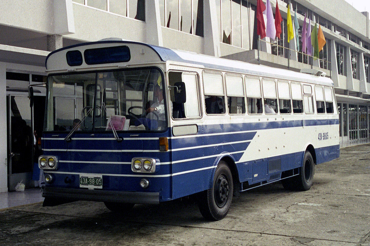 Hình ảnh khác về chiếc Hino 43A-98-05 ở sân bay Đà Nẵng.