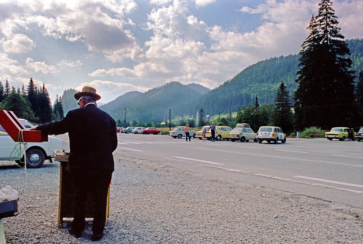 Trên đường quốc lộ ở Dobšinská, nơi có hang băng Dobšinská nổi tiếng, nay thuộc Slovakia.