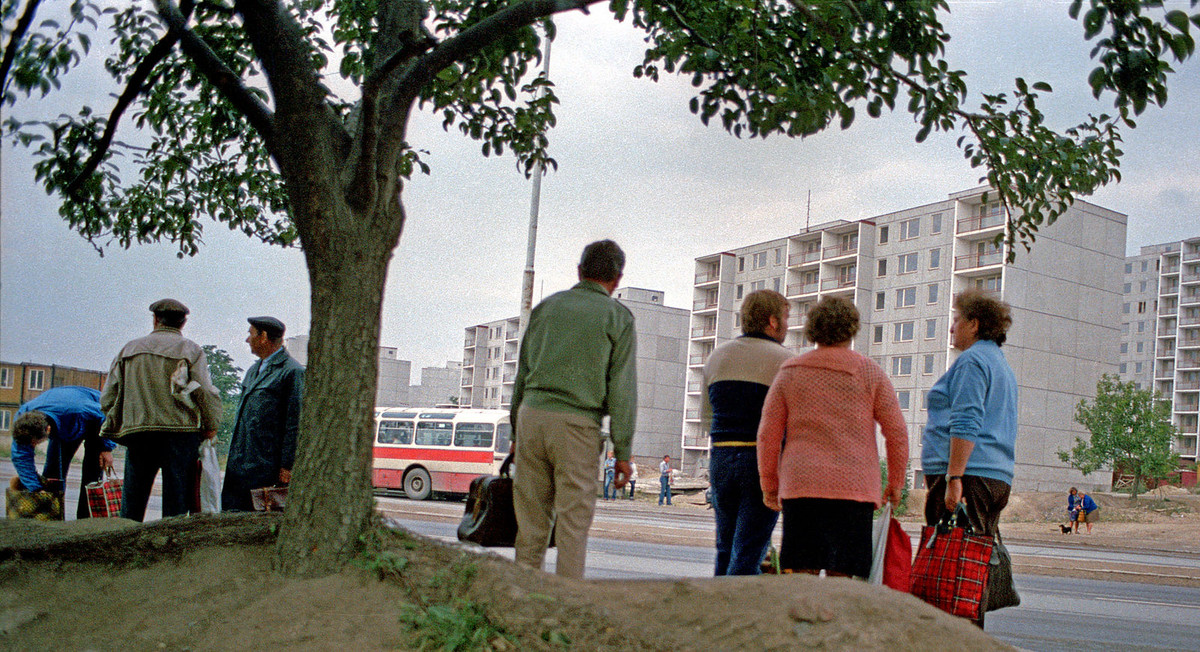 Người dân chờ xe buýt trên đường Sídliště, Praha.