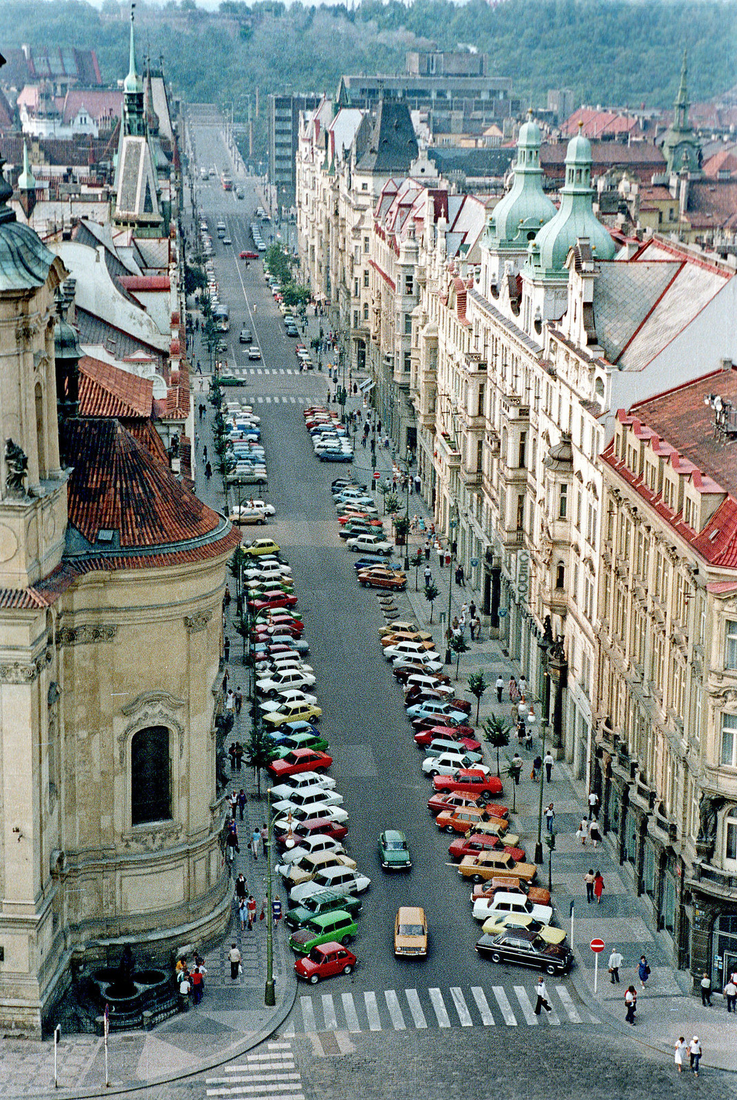 Phố Pařížská ở Praha nhìn từ trên cao.