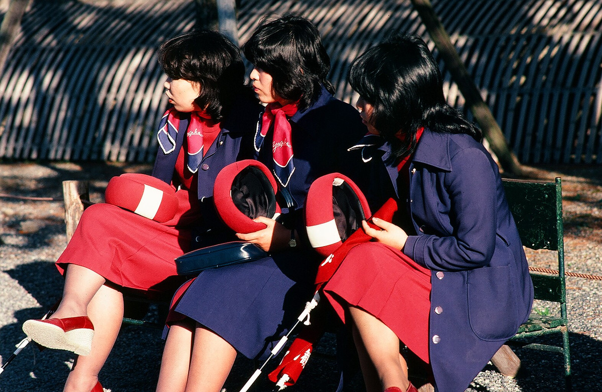 Ba cô gái trong khuôn viên lâu đài Nijo.