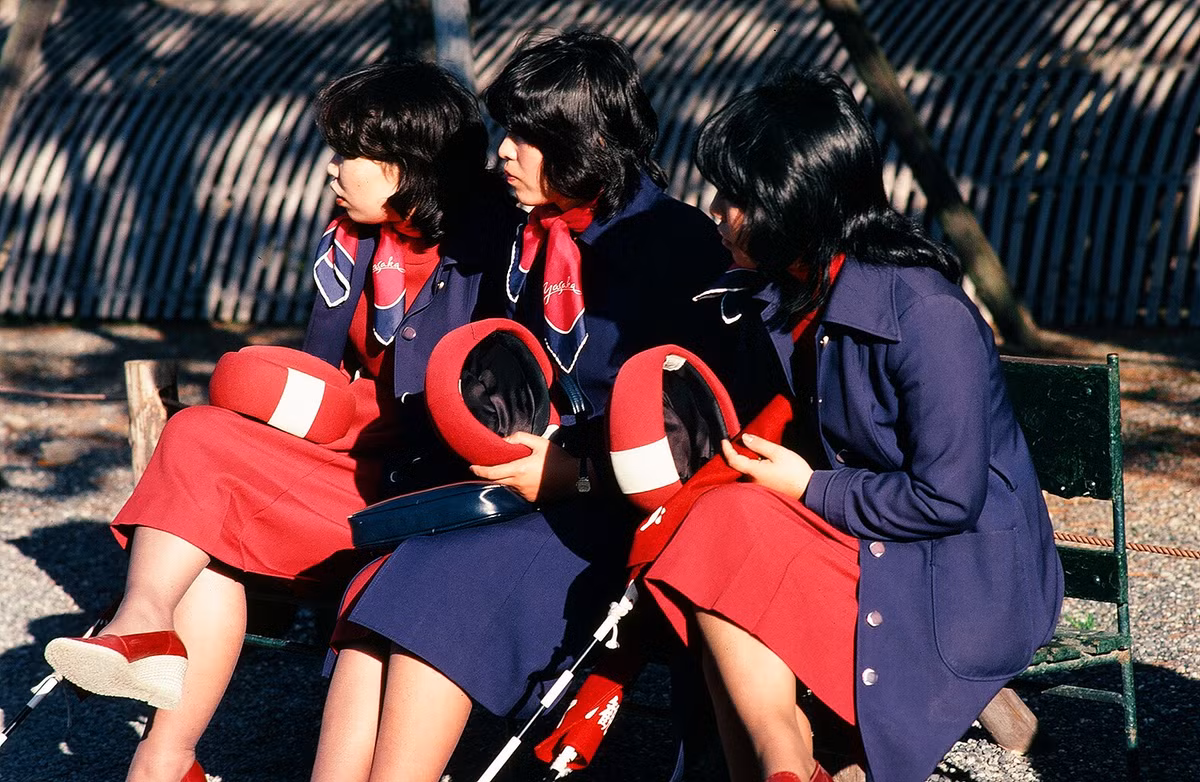 Ba cô gái trong khuôn viên lâu đài Nijo.