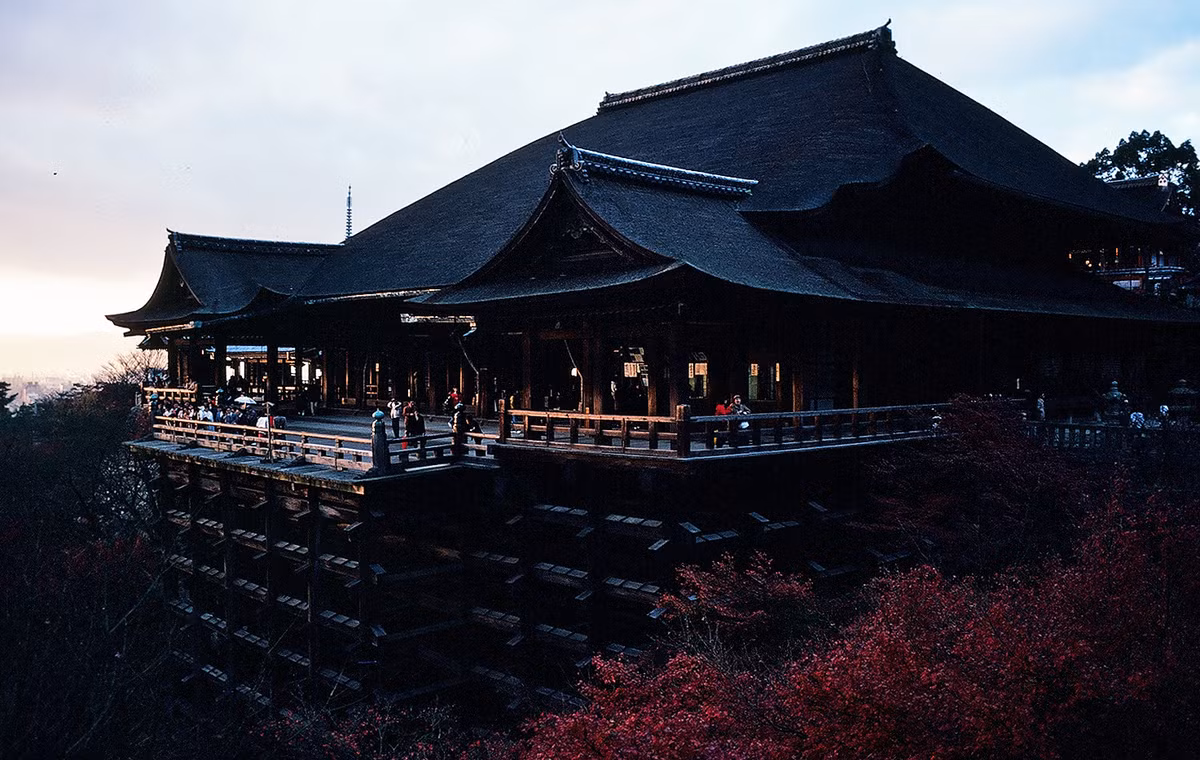 Đền Kiyomizu-dera (Thanh Thủy tự), một di tích - thắng cảnh nổi tiếng của Kyoto, Nhật Bản năm 1980. Ngôi đền này được thành lập vào năm 798, nhưng các công trình hiện tại được xây dựng vào năm 1633.
