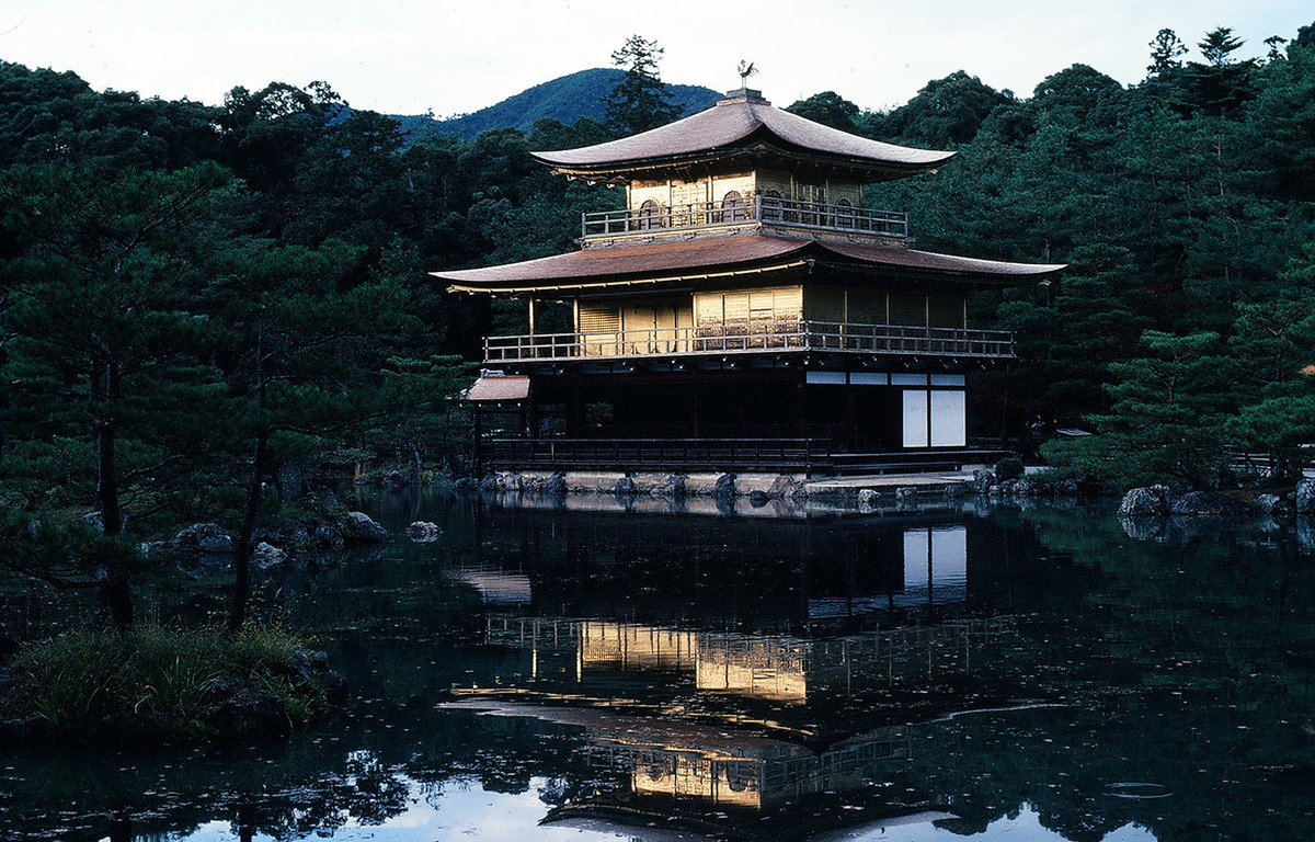 Góc nhìn gần hơn về ngôi chùa dát vàng trứ danh Kyoto.