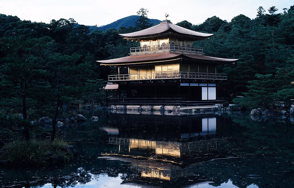 Góc nhìn gần hơn về ngôi chùa dát vàng trứ danh Kyoto.