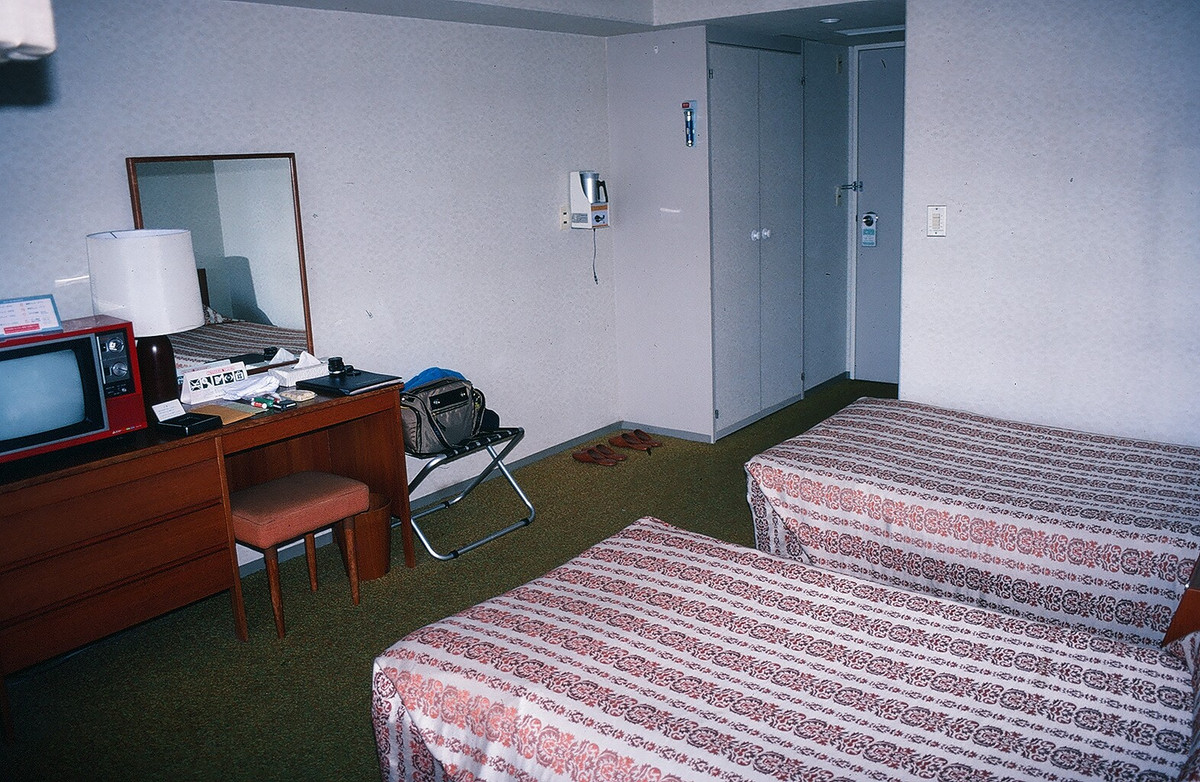 Trong căn phòng tác giả bộ ảnh lưu trú ở Khách sạn new Miyako.