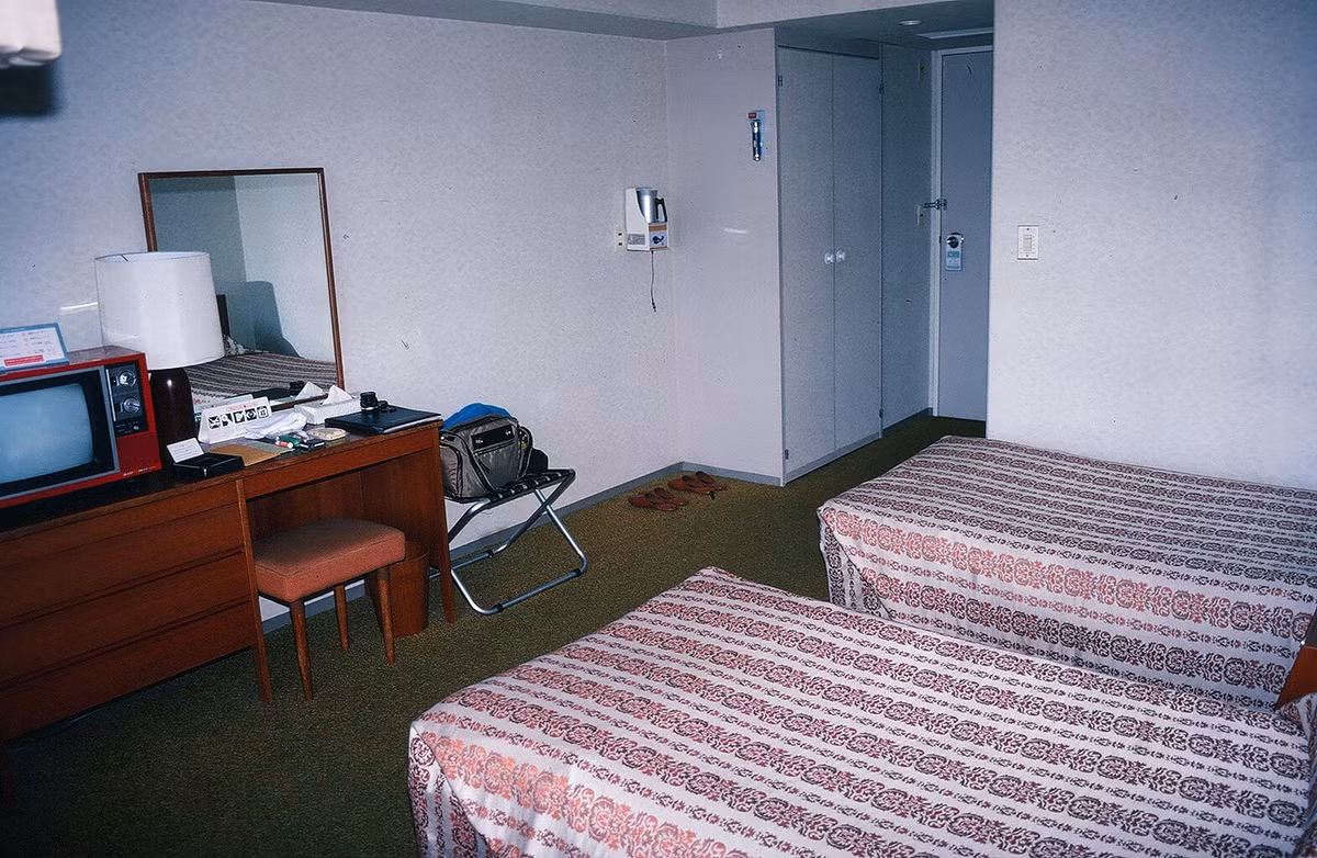 Trong căn phòng tác giả bộ ảnh lưu trú ở Khách sạn new Miyako.