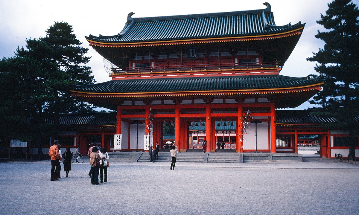 Cổng chính của đền Heian-jingu (Bình An Thần Cung). Là một bản sao của cung điện Heian ở Kyoto xưa, công trình được xây năm 1895 để kỷ niệm 1.100 năm thành lập Kyoto (tên gọi cũ là Heian-kyo).
