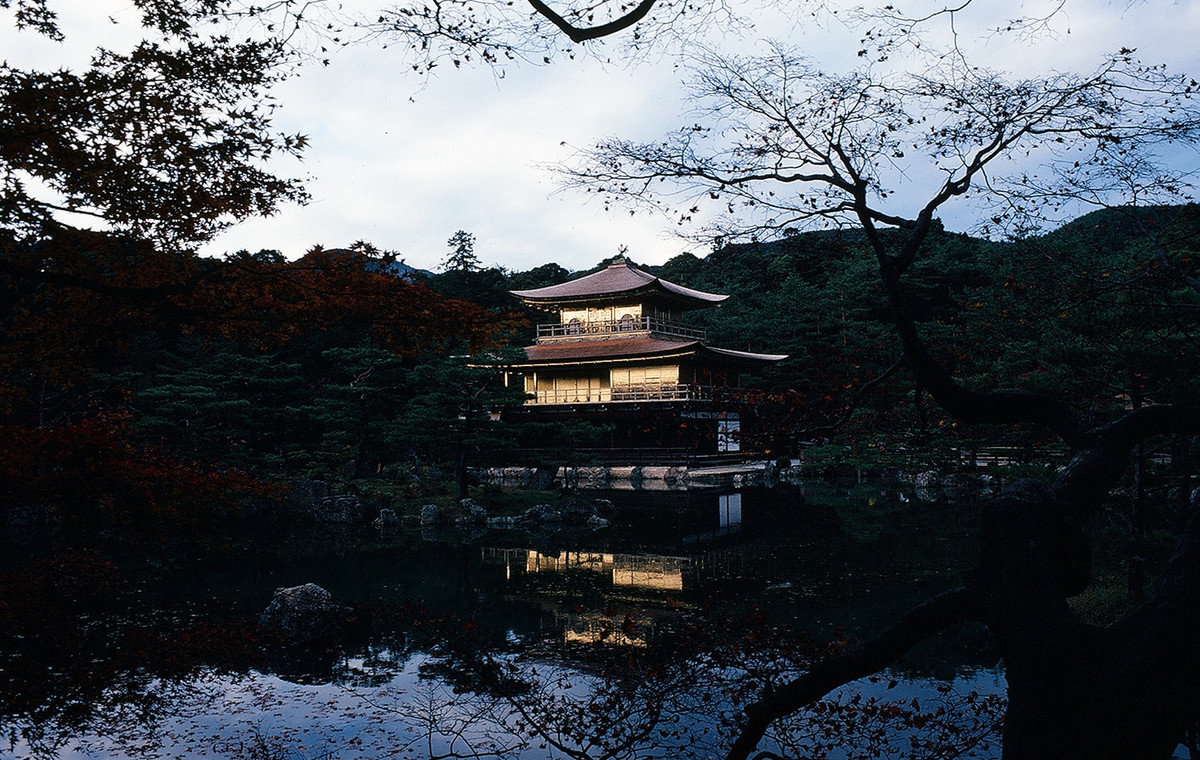 Chùa Kinkaku-ji (Kim Các Tự - chùa Gác Vàng), một địa điểm mang tính biểu tượng của Cố đô Kyoto. Công trình được khởi dựng 1397, được xây lại hai lần sau khi bị thiêu rụi trong chiến tranh Onin (1467-1477) và bị phóng hỏa năm 1950.