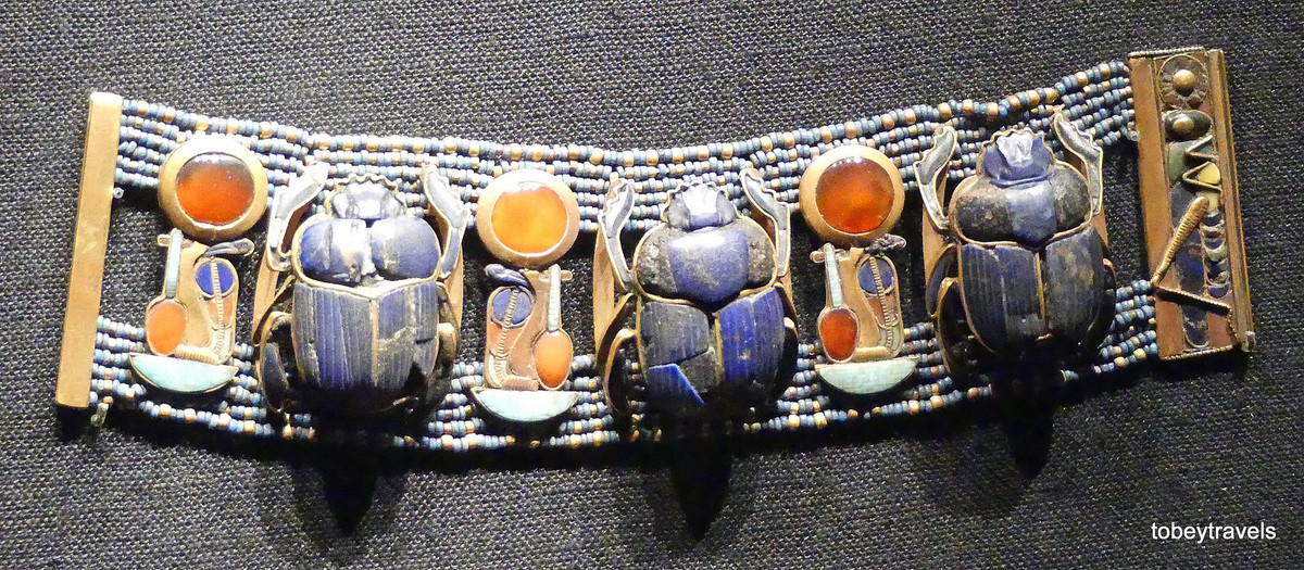 Vòng tay có hình bọ hung và chữ tượng hình làm bằng vàng và ngọc.