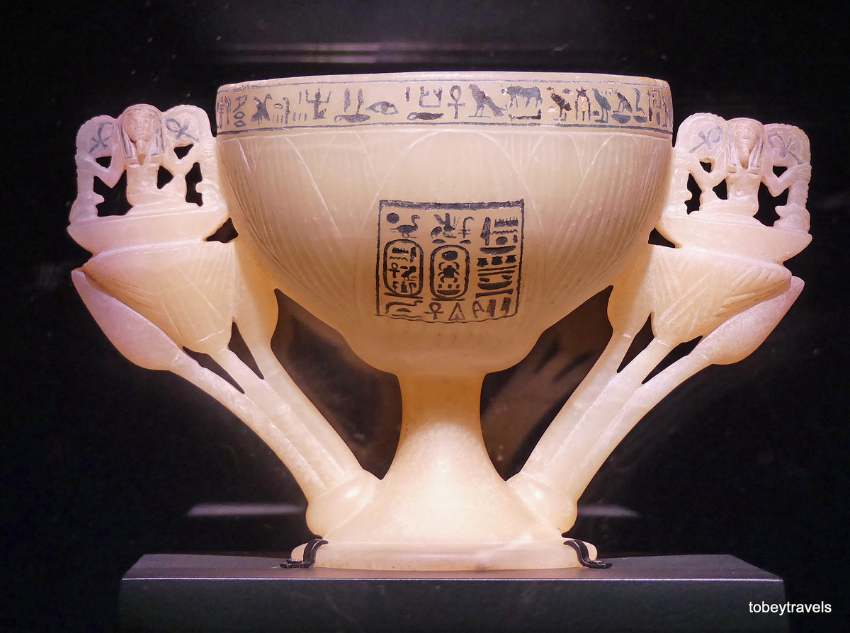 Chén cầu nguyện làm bằng đá alabaster hay đá xuyên sáng.