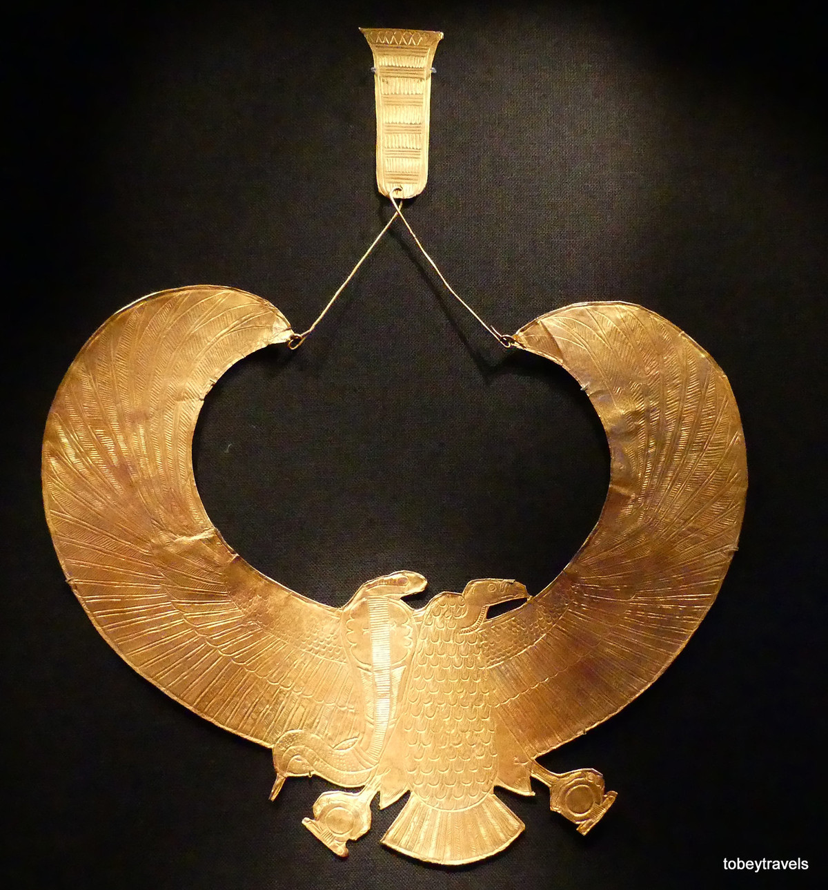 Vòng đeo cổ bằng vàng có hình chim kền kền giang cánh và rắn hổ mang.