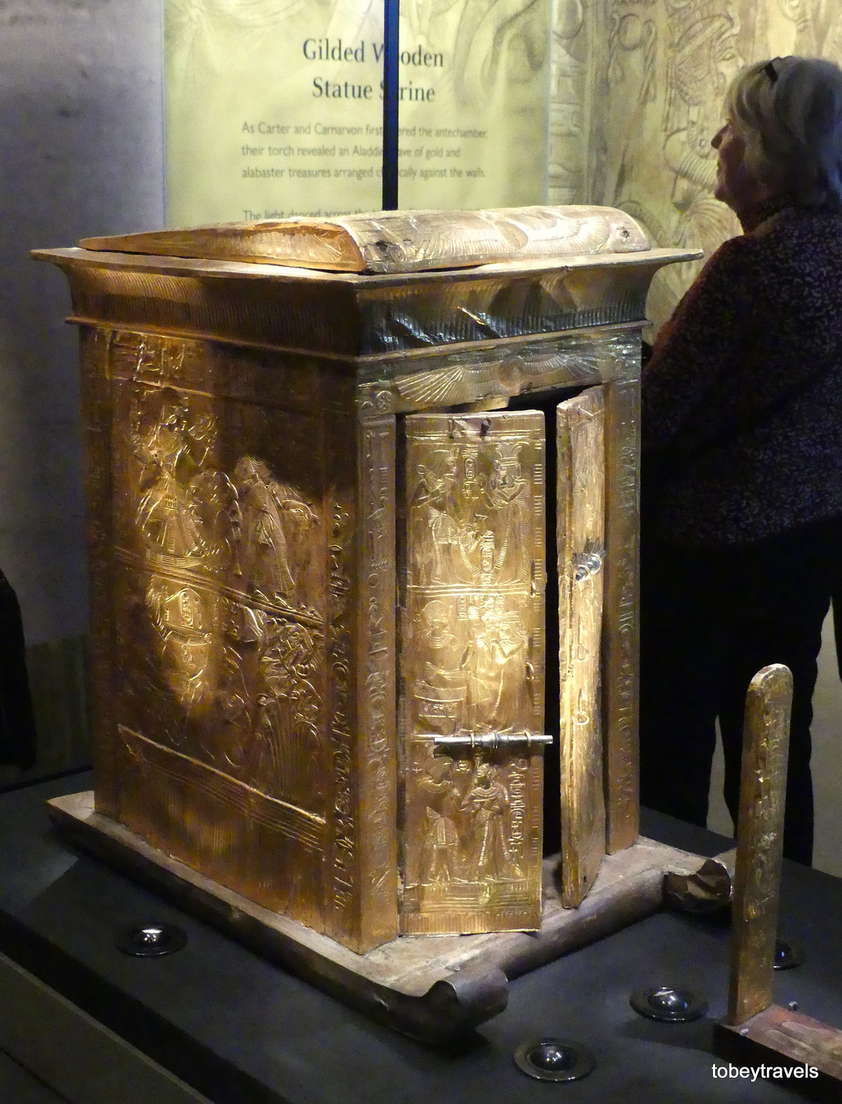 Khám thờ bằng gỗ mạ vàng.