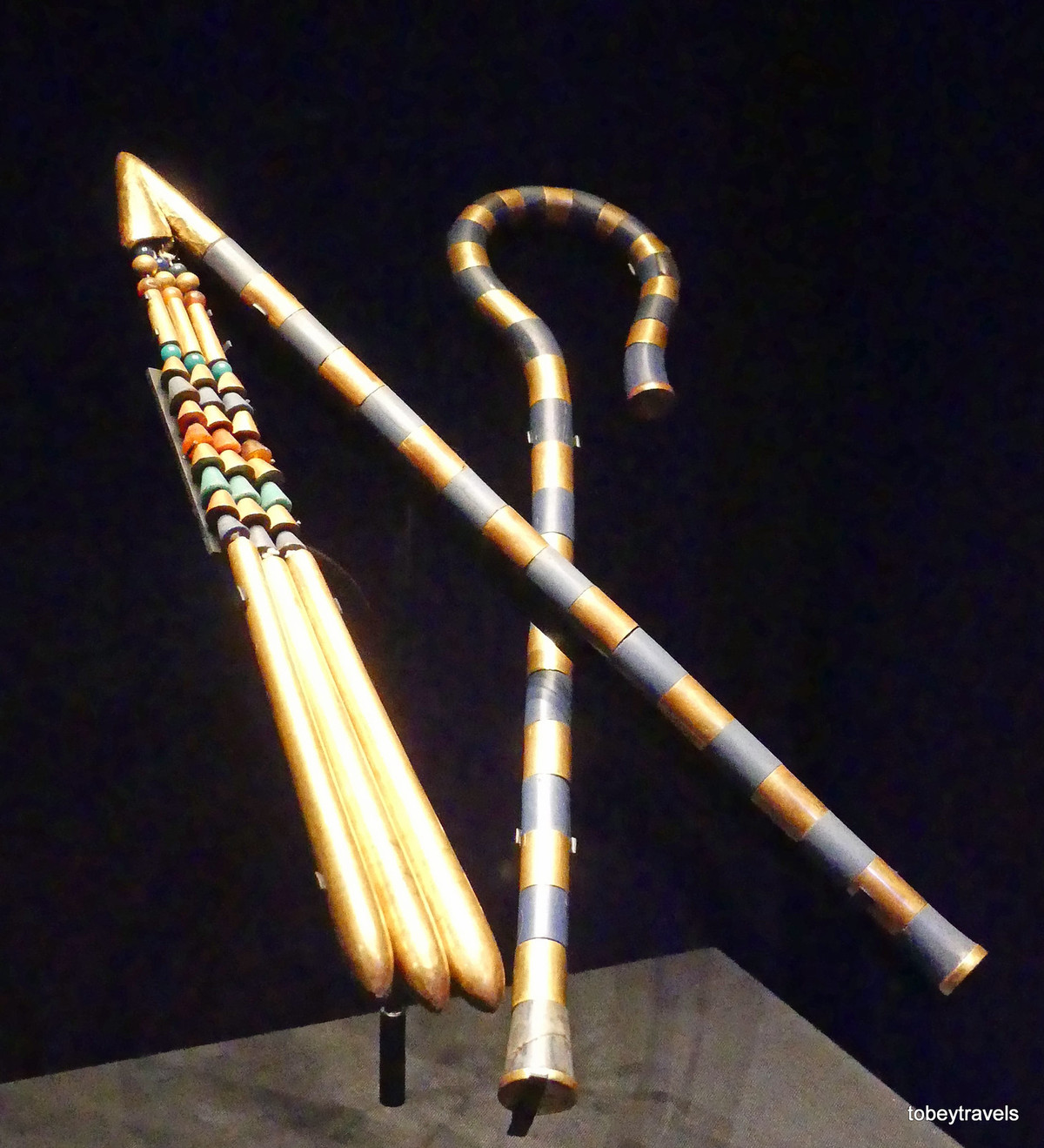 Móc (heka) và néo (nekhakha), hai biểu tượng của vương quyền được sử dụng trong hoàng gia Ai Cập cổ đại.