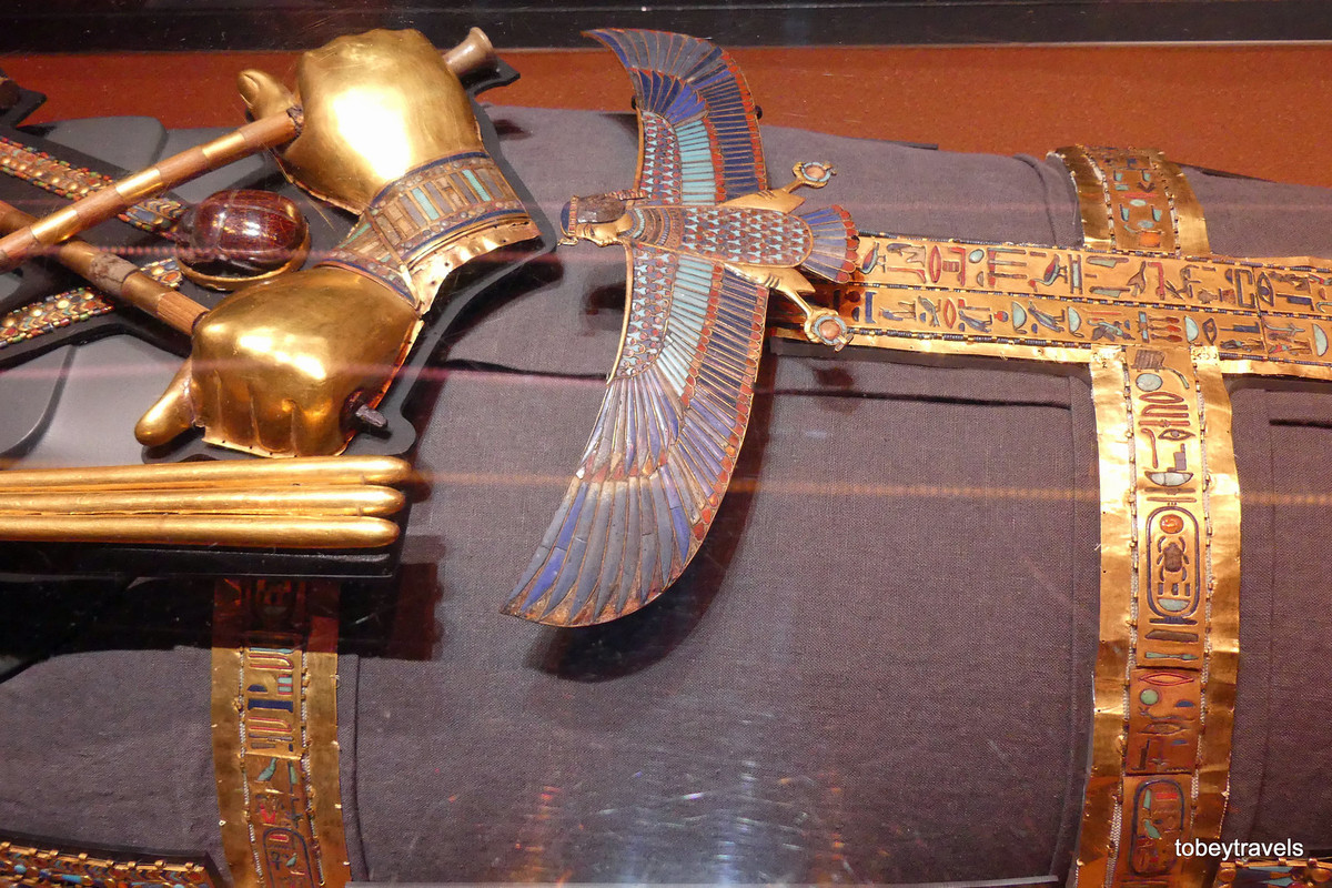 Bùa hộ mệnh và dây đai bằng vàng của xác ướp Tutankhamun.