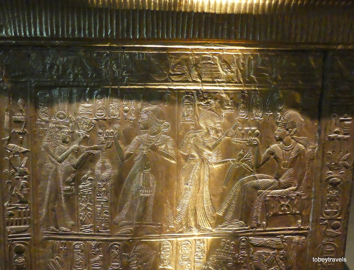 Hình trang trí trên khám thờ.