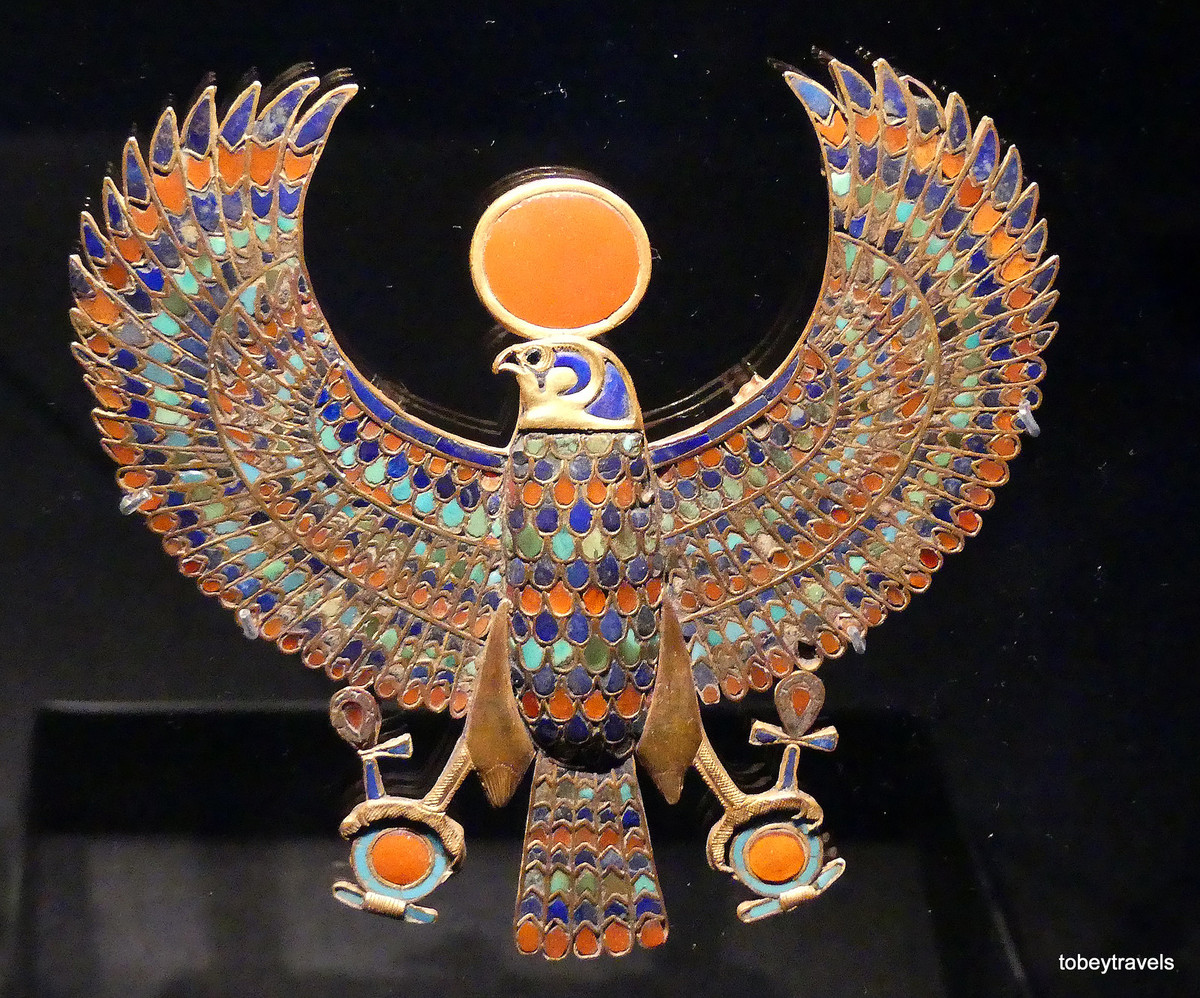 Tấm đeo ngực hình chim ưng.