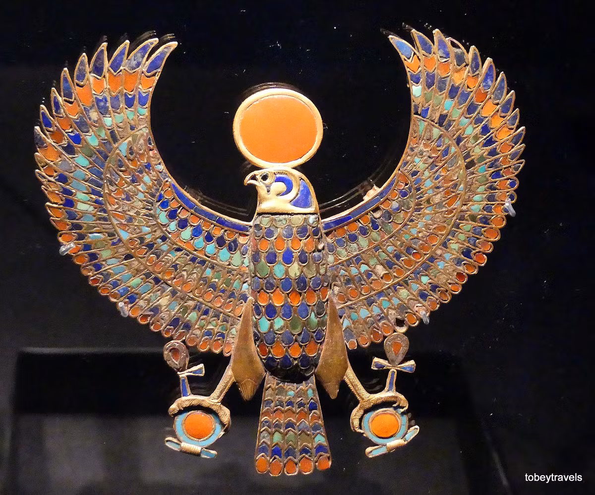 Tấm đeo ngực hình chim ưng.