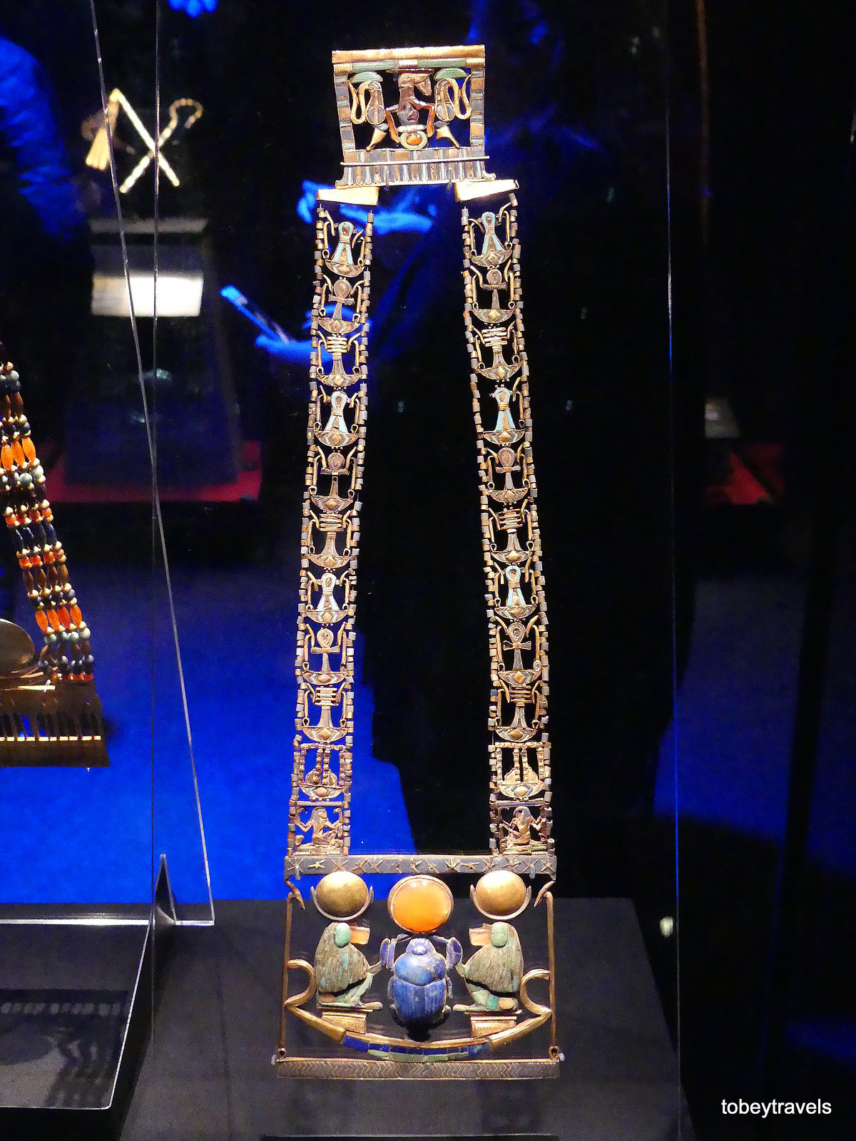 Dây đeo ngực bằng vàng và ngọc.