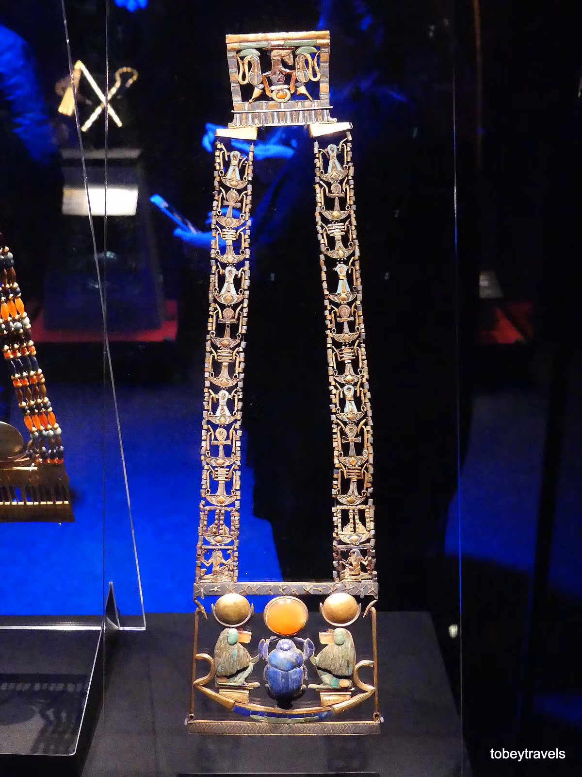 Dây đeo ngực bằng vàng và ngọc.