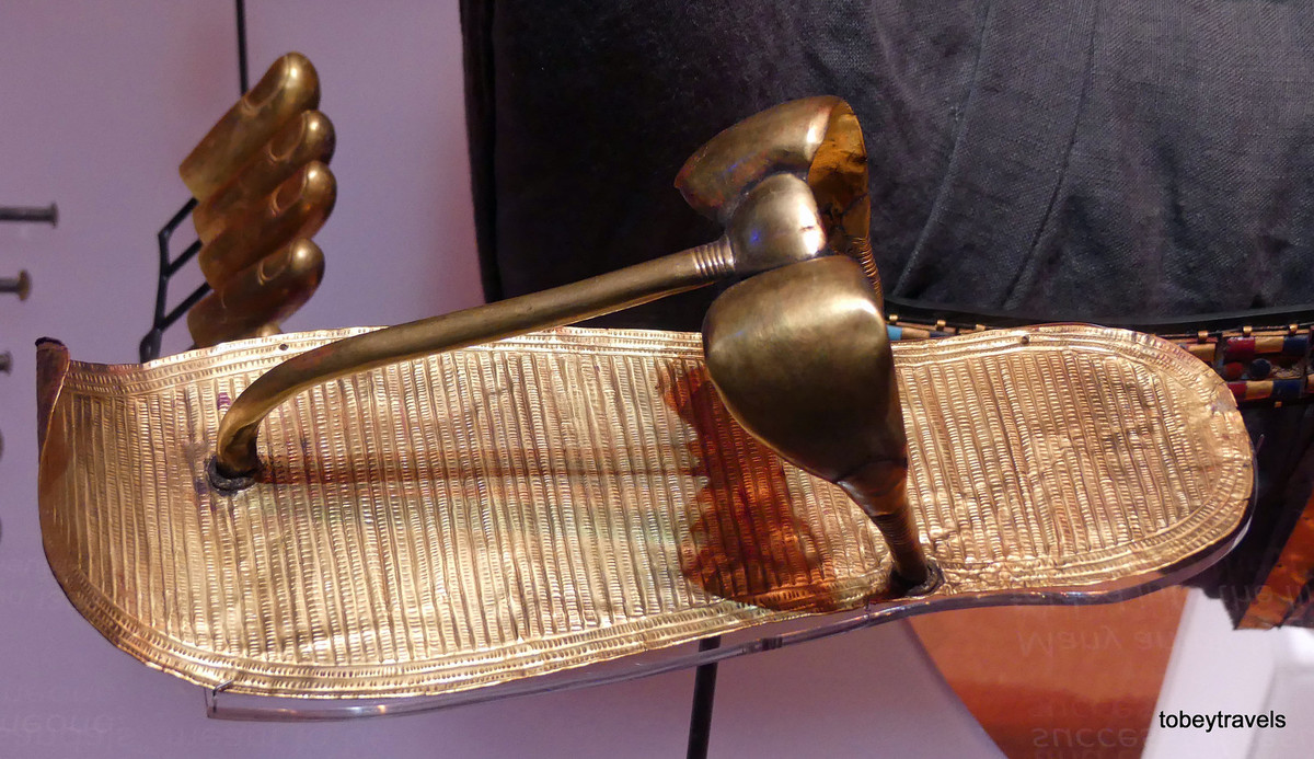 Chiếc hài bằng vàng của pharaon Tutankhamun. Ảnh: Tobeytravels Flickr.