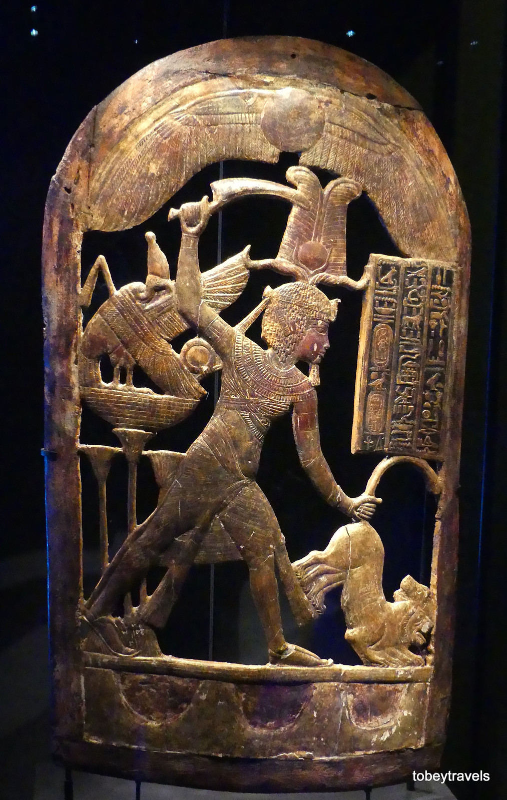 Khiên gỗ mạ vàng có hình pharaon Tutankhamun đeo vương miện Atef - vương miện trắng gắn với nhiều vị thần trong thần thoại Ai Cập cổ đại. Ảnh: Tobeytravels Flickr.