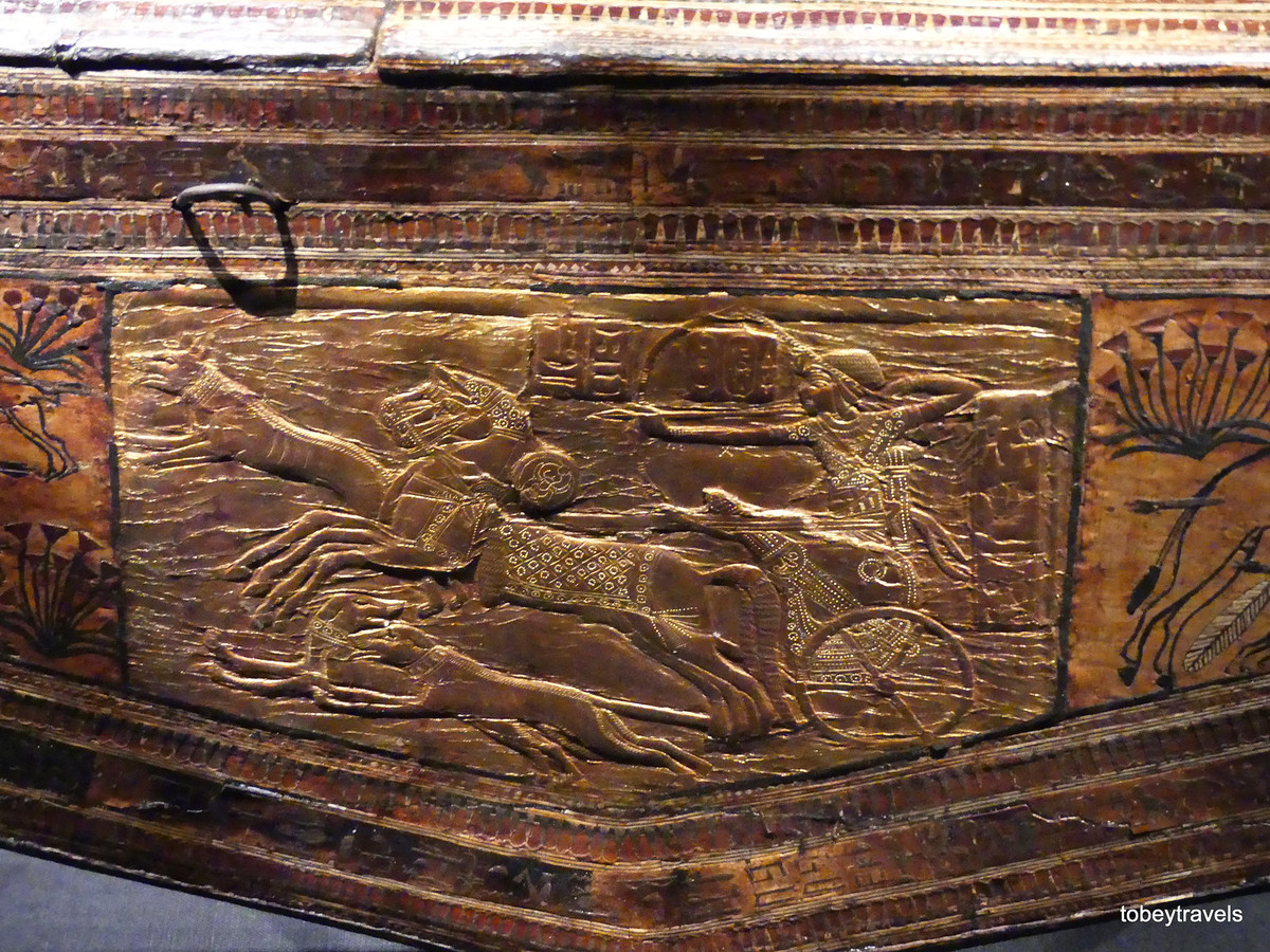 Cảnh vua Tutankhamun đi săn được khắc trên hộp đựng cung làm bằng gỗ mạ vàng.