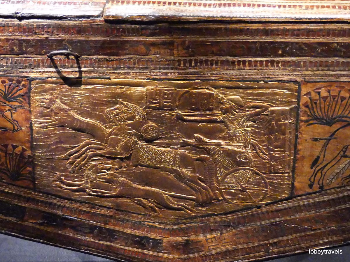 Cảnh vua Tutankhamun đi săn được khắc trên hộp đựng cung làm bằng gỗ mạ vàng.