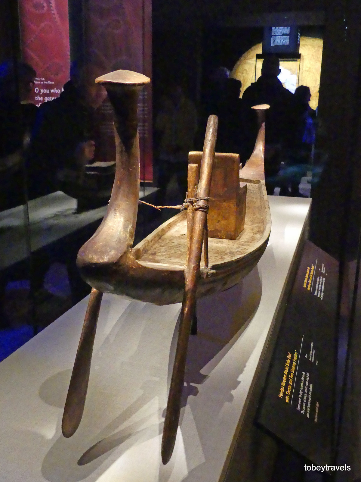 Mô hình thuyền độc mộc kèm theo mái chèo.