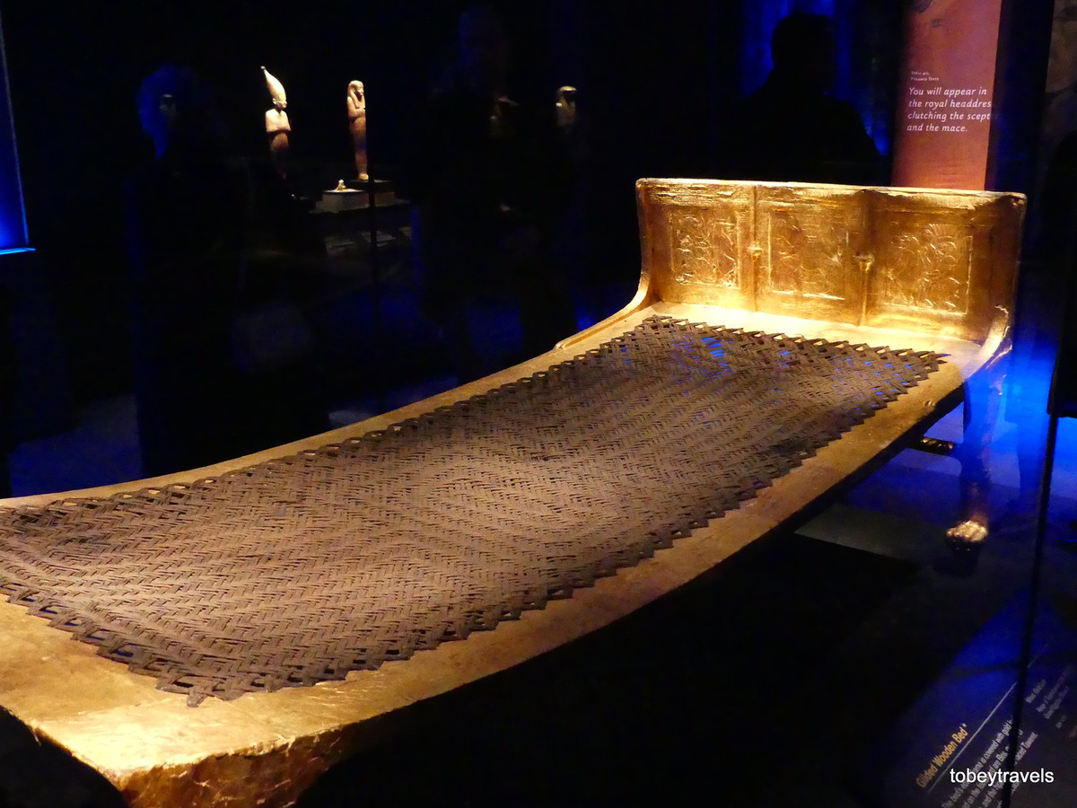 Giường gỗ mạ vàng trang trí hình thần Taweret - nữ thần sinh sản của người Ai Cập cổ đại, cùng cộng sự là á thần Bes.