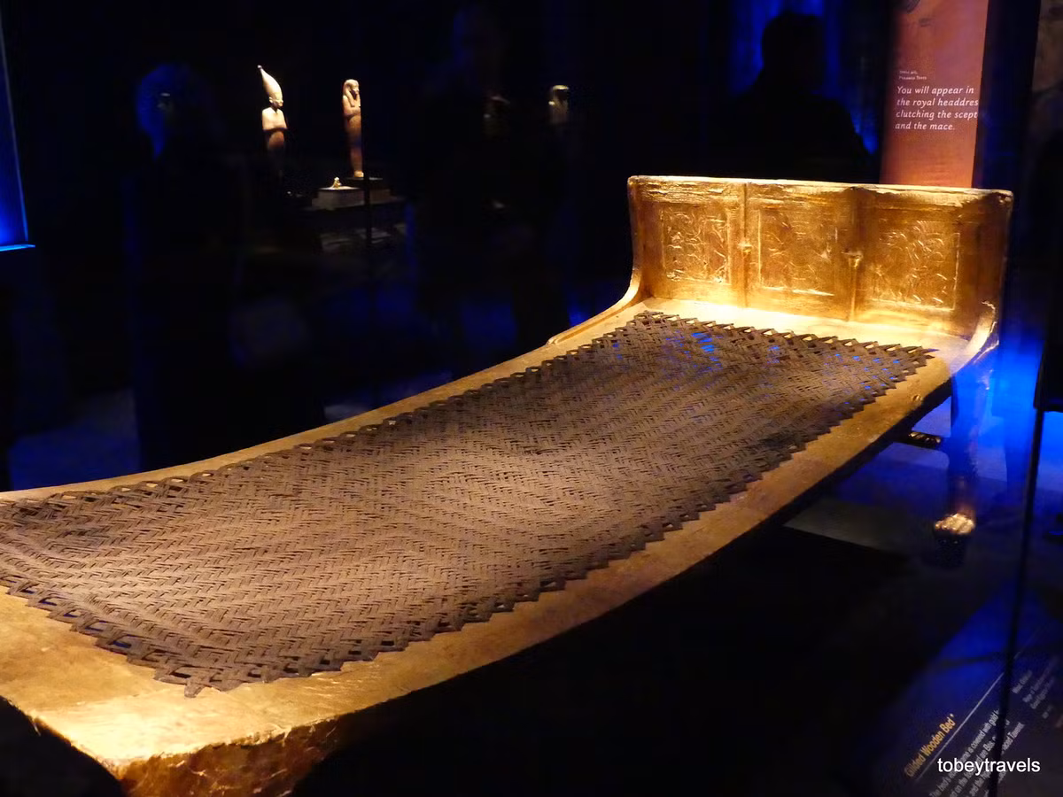 Giường gỗ mạ vàng trang trí hình thần Taweret - nữ thần sinh sản của người Ai Cập cổ đại, cùng cộng sự là á thần Bes.