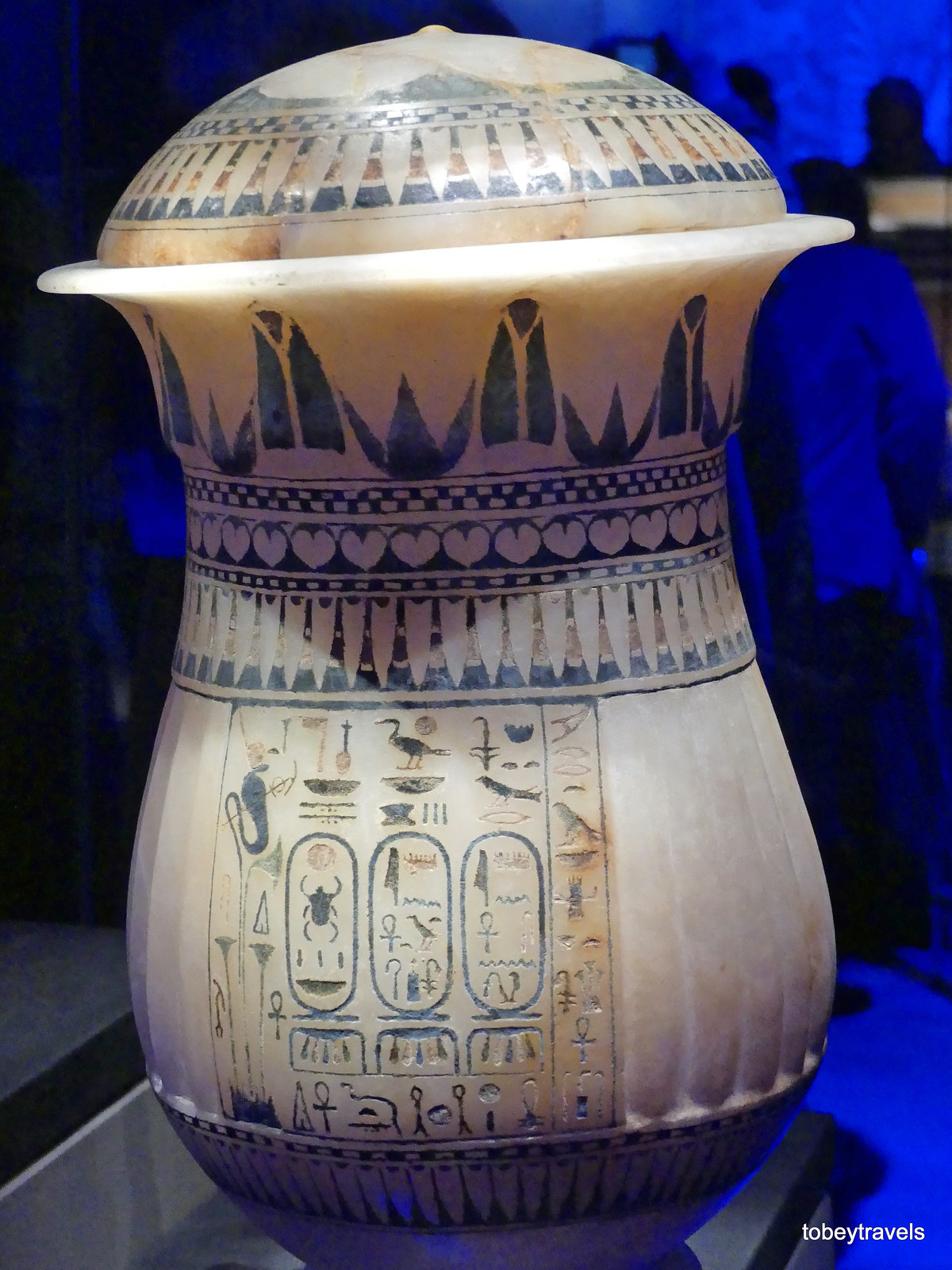 Bình canxit có nắp đậy, thân khắc chữ tượng hình.