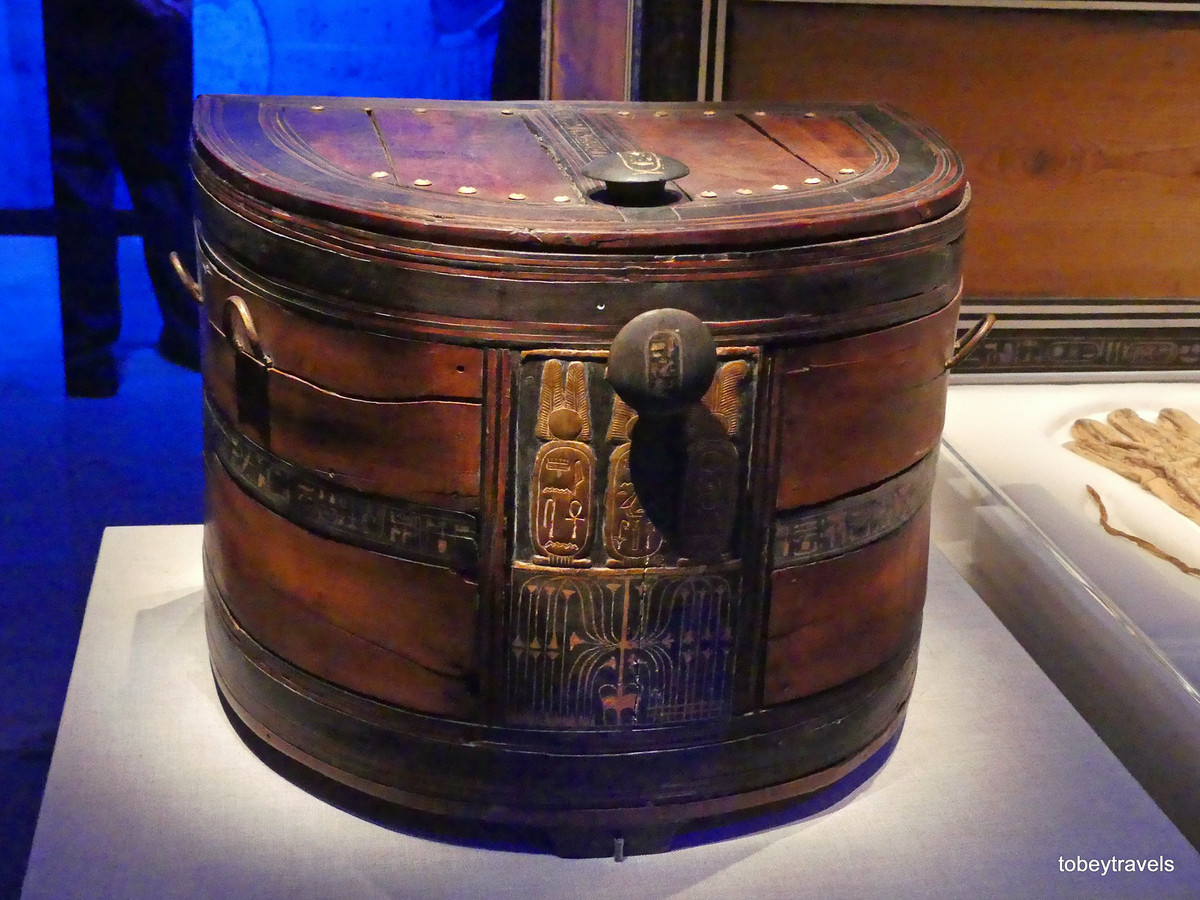 Hộp gỗ có khắc chữ tượng hình.