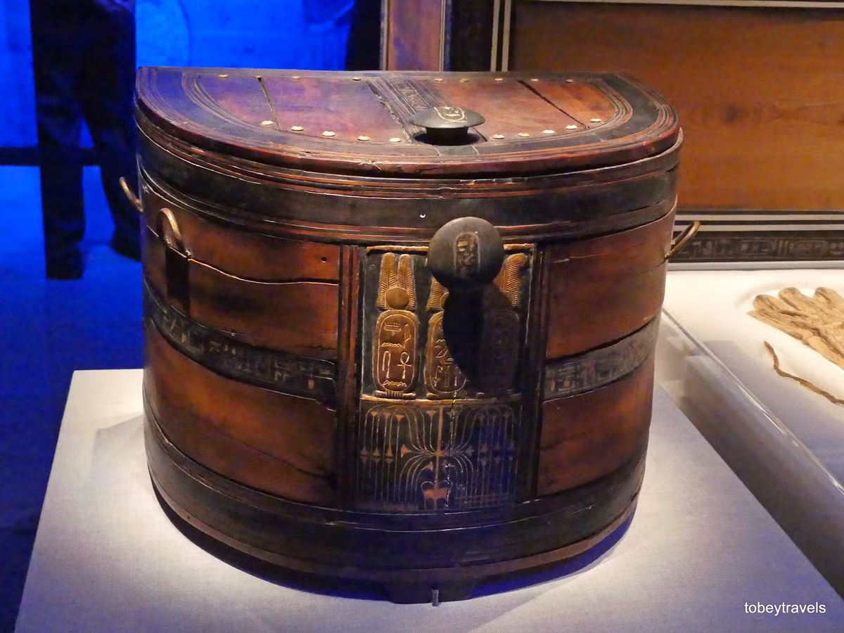 Hộp gỗ có khắc chữ tượng hình.