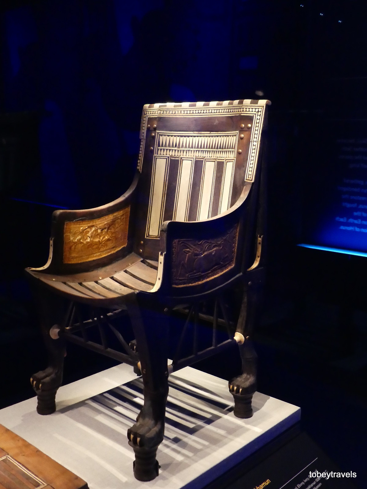 Chiếc ghế làm bằng gỗ mun, ngà và vàng.