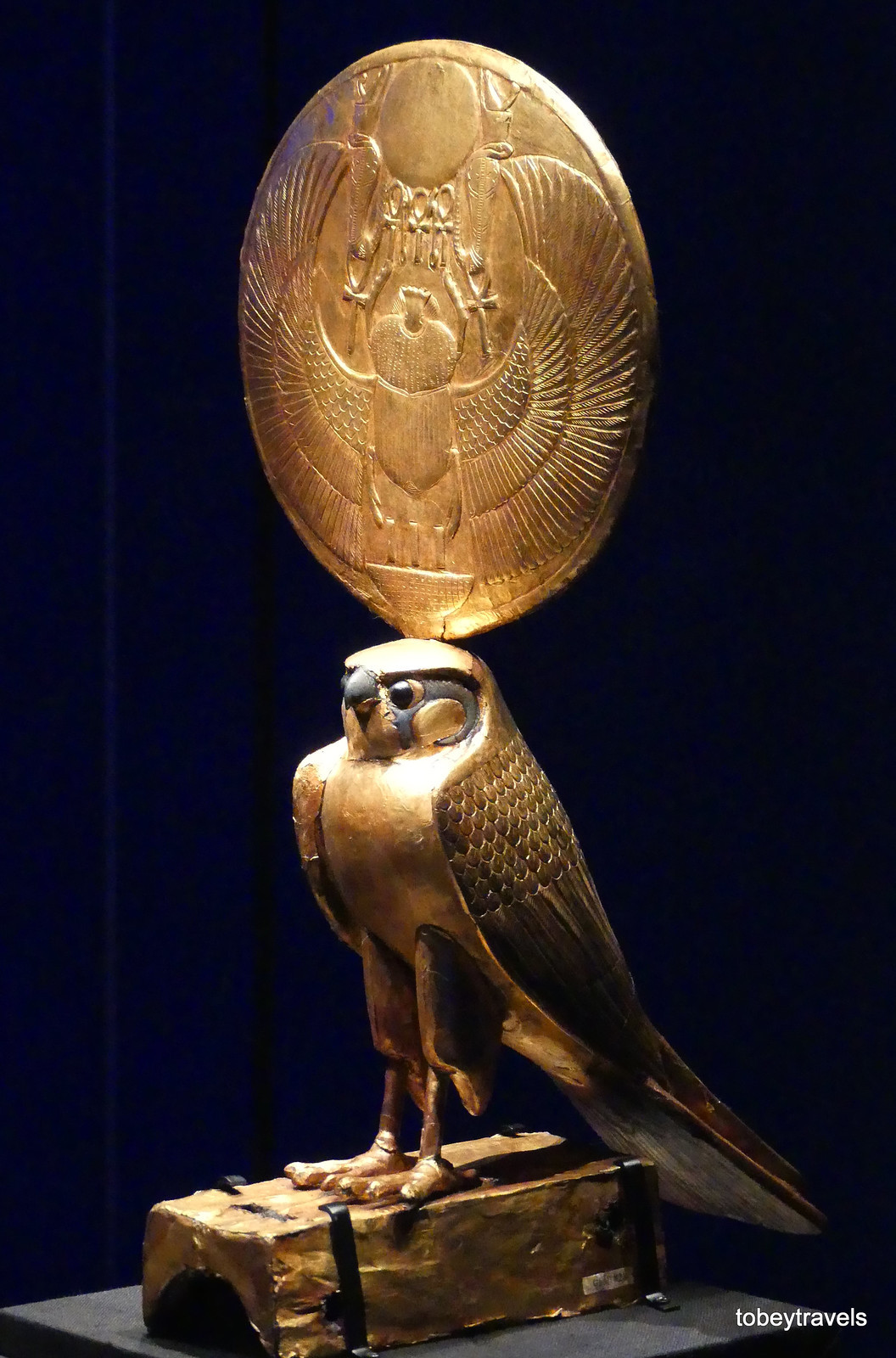 Tượng chim ưng mang mặt trời của thần Horus, vị thần cổ đại quan trọng nhất trong Thần thoại Ai Cập, tượng trưng cho sự bảo vệ, sức khỏe và quyền lực hoàng gia.