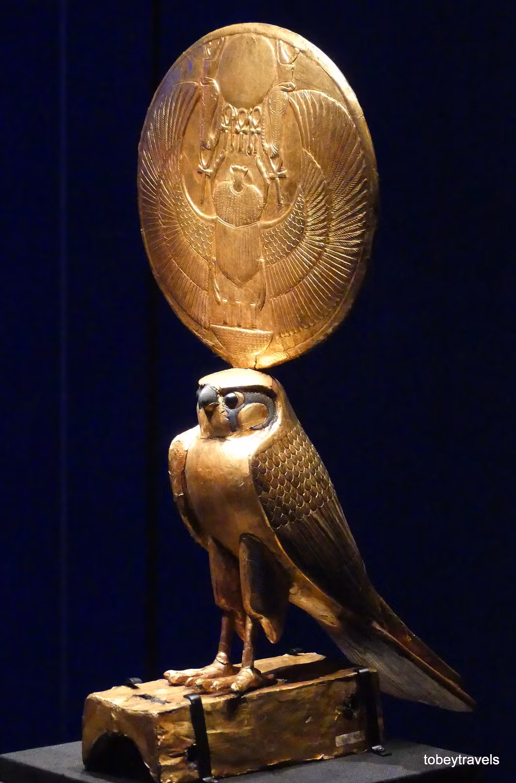 Tượng chim ưng mang mặt trời của thần Horus, vị thần cổ đại quan trọng nhất trong Thần thoại Ai Cập, tượng trưng cho sự bảo vệ, sức khỏe và quyền lực hoàng gia.