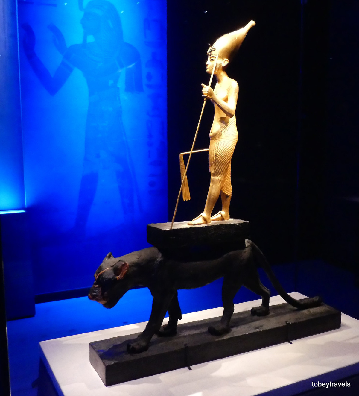 Tượng Tutankhamun cưỡi con báo bằng gỗ mạ vàng.