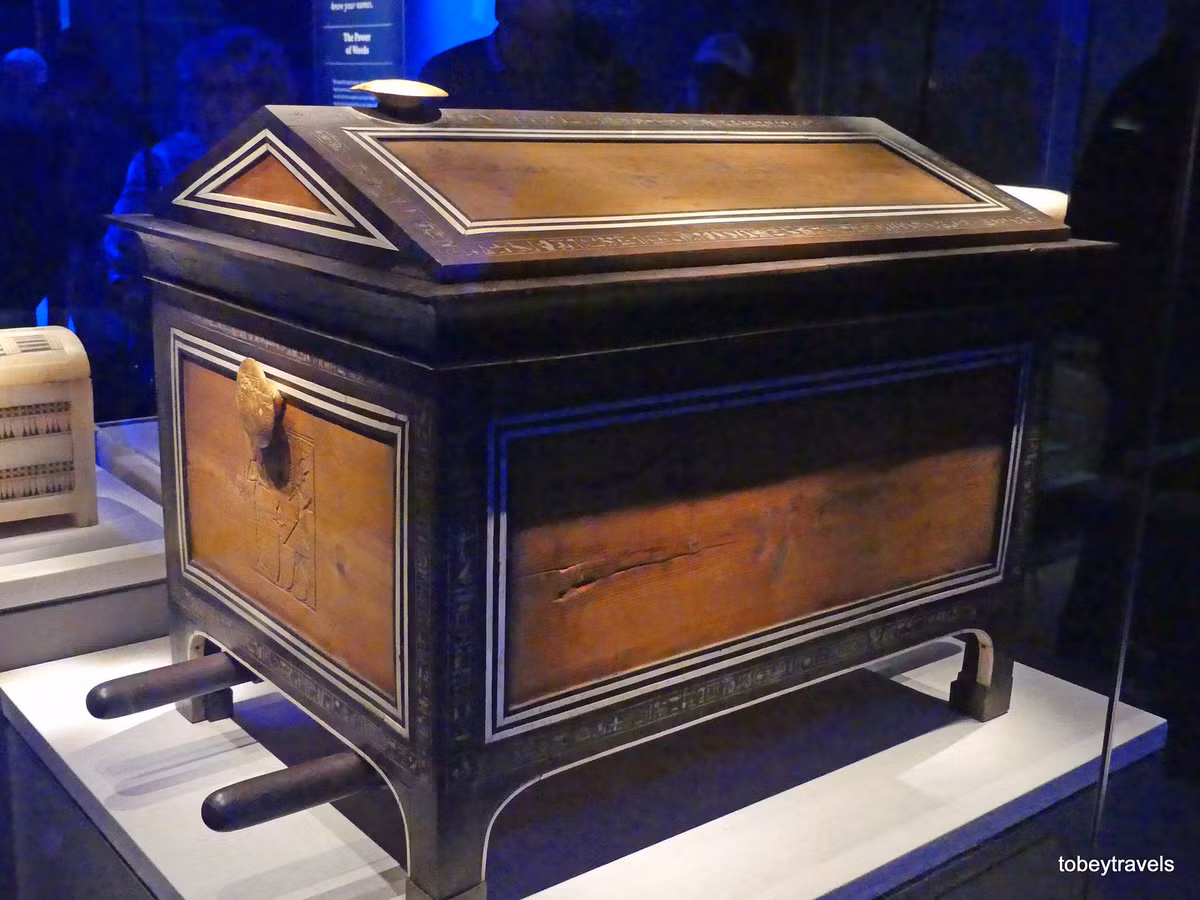 Rương có tay khiêng của vua Tutankhamun.
