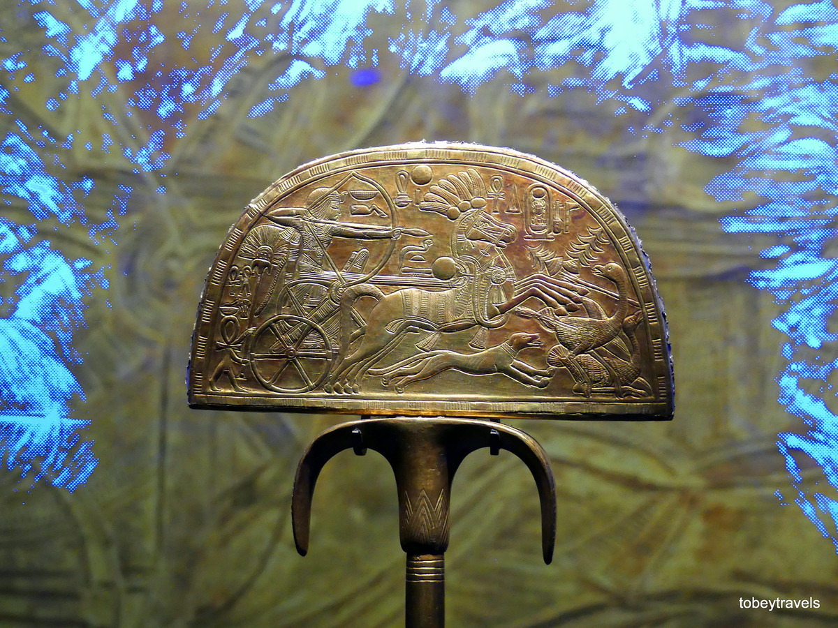 Quạt gỗ mạ vàng trang trí cảnh săn đà điểu.