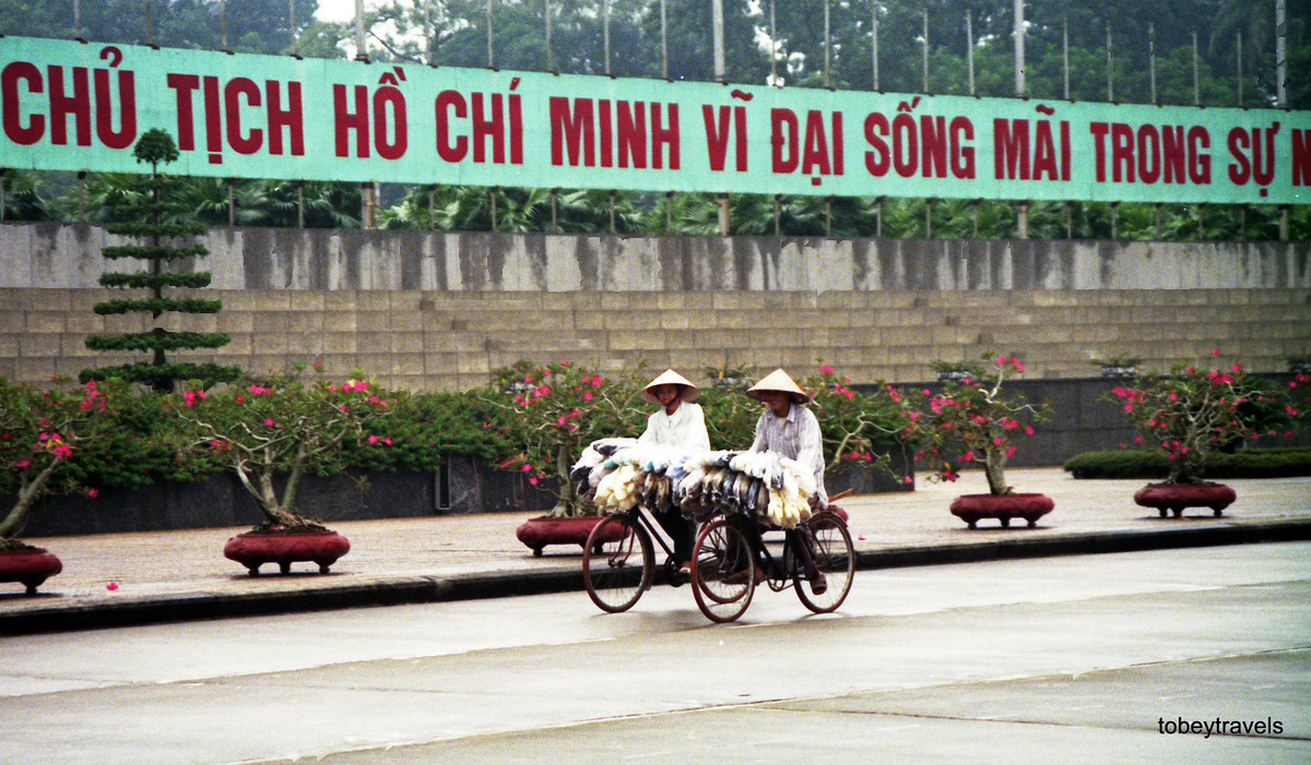 Hai người bán dép đi qua đường Hùng Vương, 1996. Ảnh: Tobeytravels Flickr.