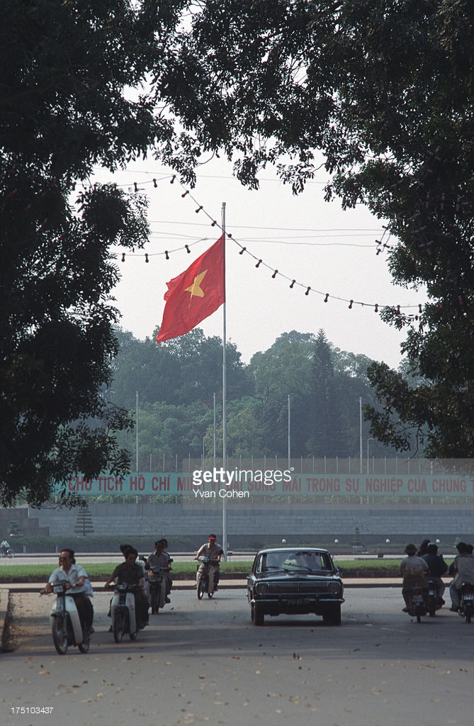 Quảng trường Ba Đình nhìn từ phía đường Điện Biên Phủ, năm 1996. Ảnh: Yvan Cohen/Getty Images.