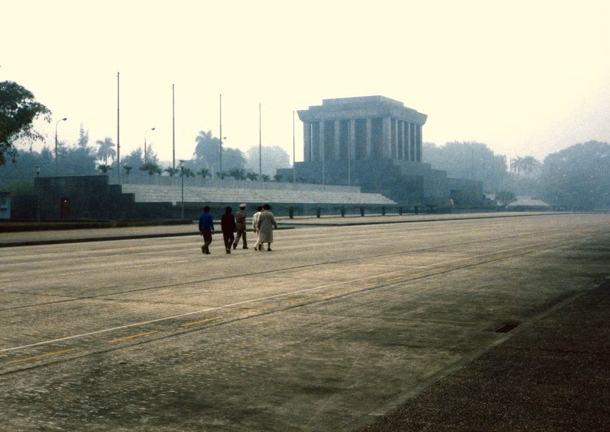 Buổi sáng sớm ở Quảng trường Ba Đình năm 1986. Ảnh: Diligam_te Flickr.