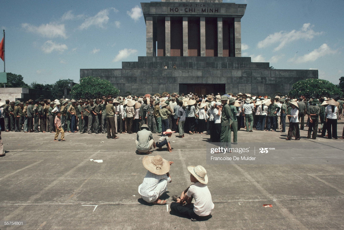 Người dân và các quân nhân thăm lăng Chủ tịch Hồ Chí Minh, 1989. Ảnh: Ảnh: Francoise De Mulder/Getty.