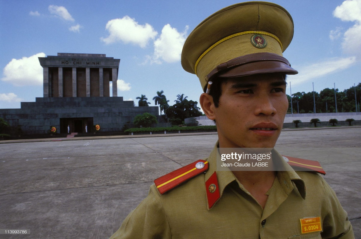 Chân dung người chiến sĩ cảnh vệ ở Quảng trường Ba Đình, năm 1994. Ảnh: Jean-Claude Labbe/Getty Images.