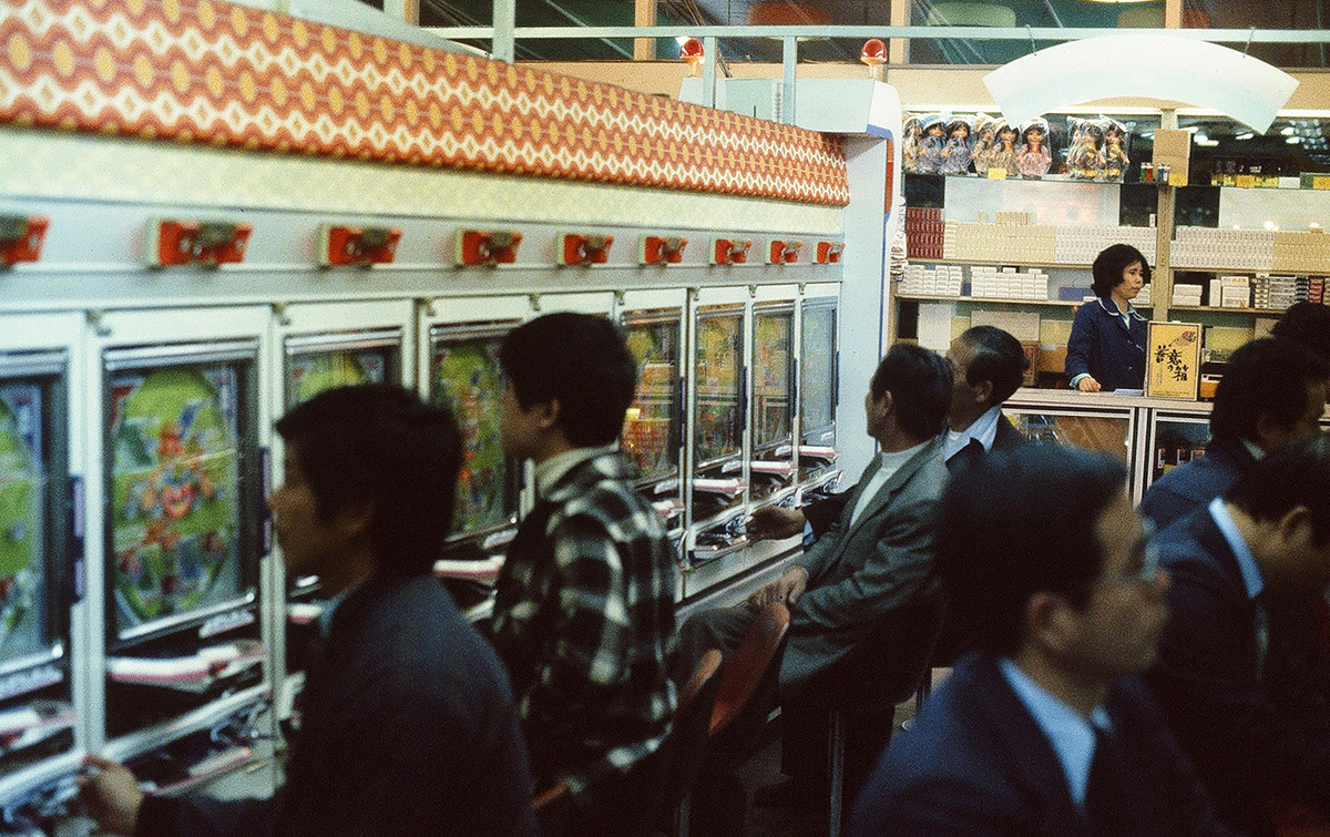 Trong một tiệm pachinko ở Tokyo.