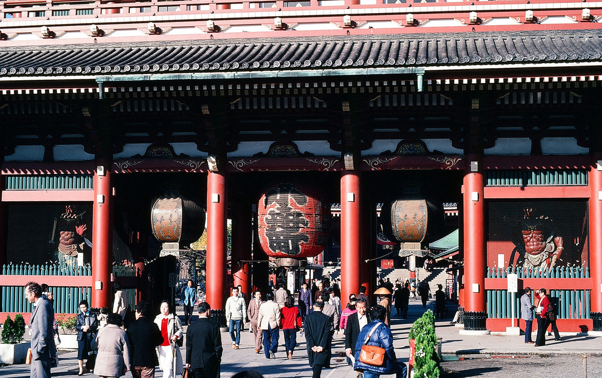 Bên ngoài cổng chùa Senso-ji (Thiển Thảo Tự) ở Asakusa. Đây là ngôi chùa cổ nhất của Tokyo, được xây dựng vào năm 645.