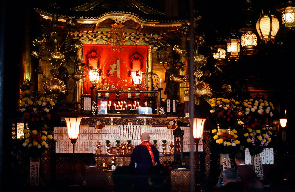 Trong điện thờ của chùa Senso-ji.